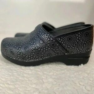 Dansko XP Pro Medallion Embossed Leather Black Silver Slip Resistant Clogs Sz 38